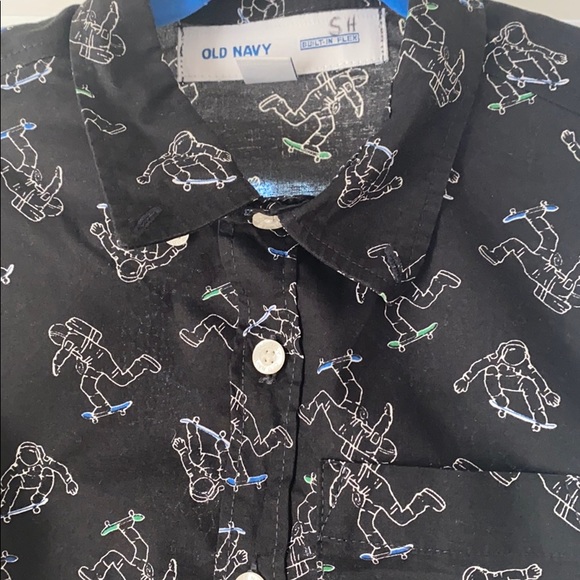 Old Navy Skateboarder Print Black Button Down Shirt Size 6/7 - Picture 2 of 3